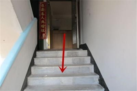 【民俗】开门就是下楼梯风水好不好(图1)