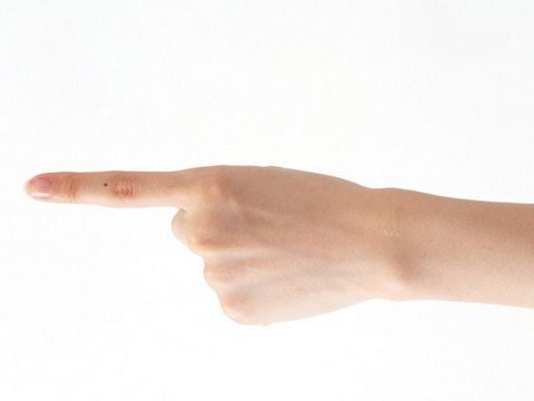 痣的位置与命运：食指上有痣代表什么寓意(图1)